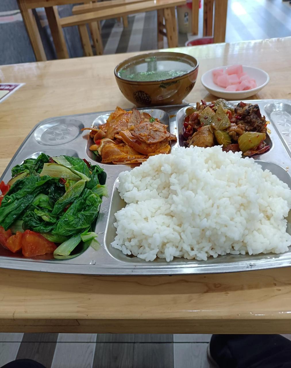 深圳市坑梓職工食堂承包團(tuán)體餐配送 快餐配送服務(wù)_六元兩葷一素 - 愛(ài)